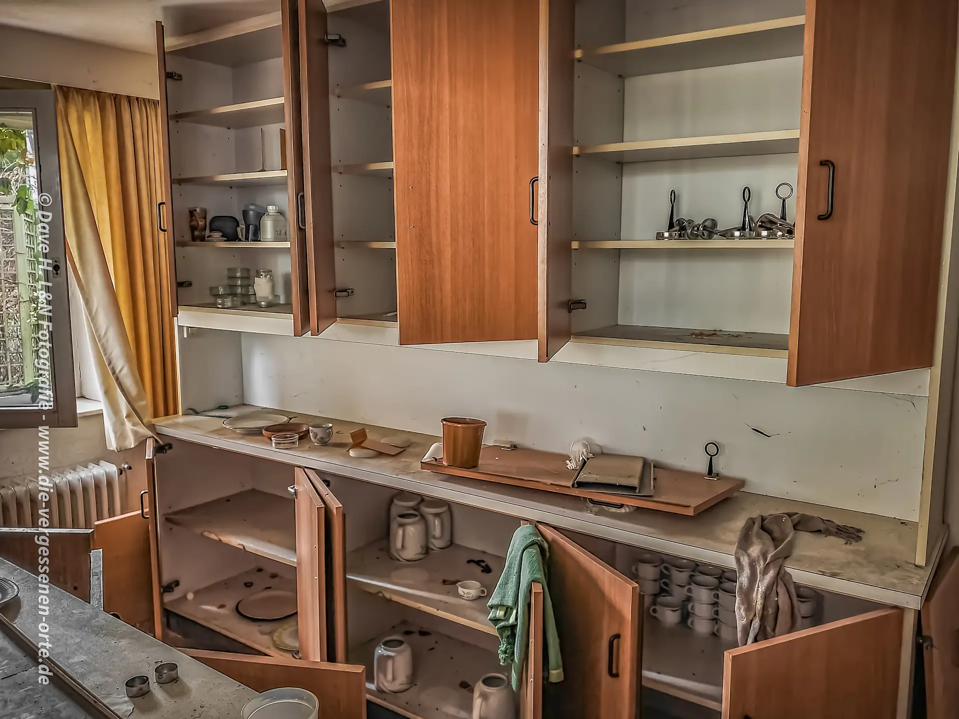 Im Speisesaal: Ein Schrank mit alten Tellern und Tassen.