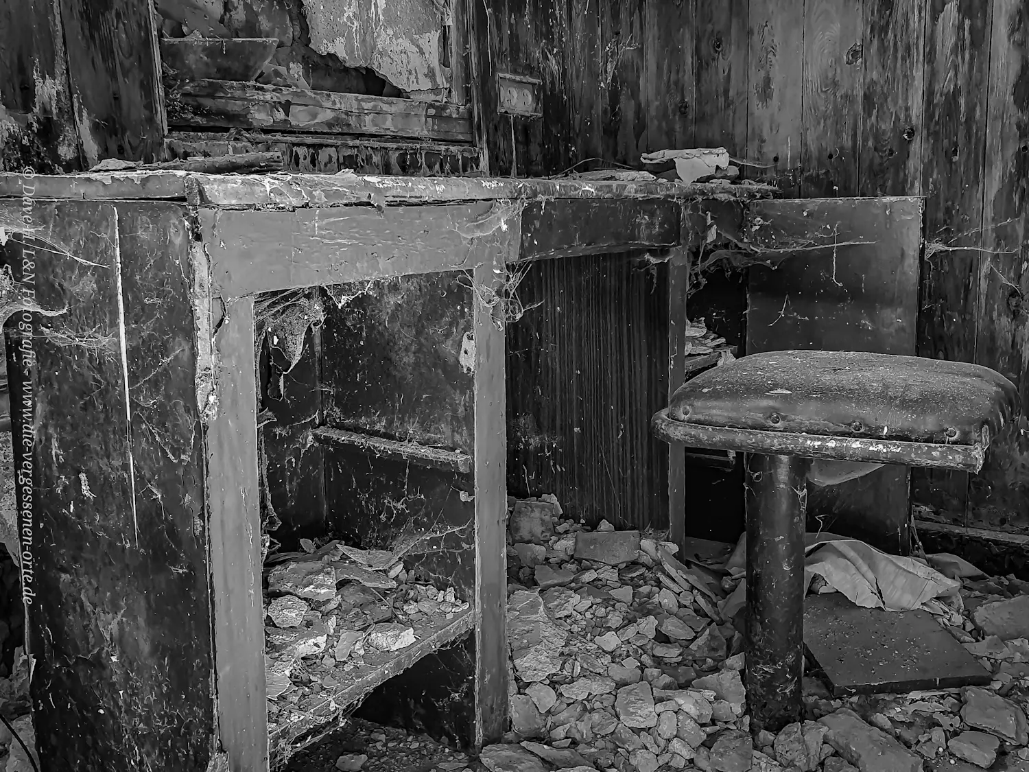 Mit Spinnenweben umsäumt steht noch ein alter Schreibtisch in diesem Lost Place.