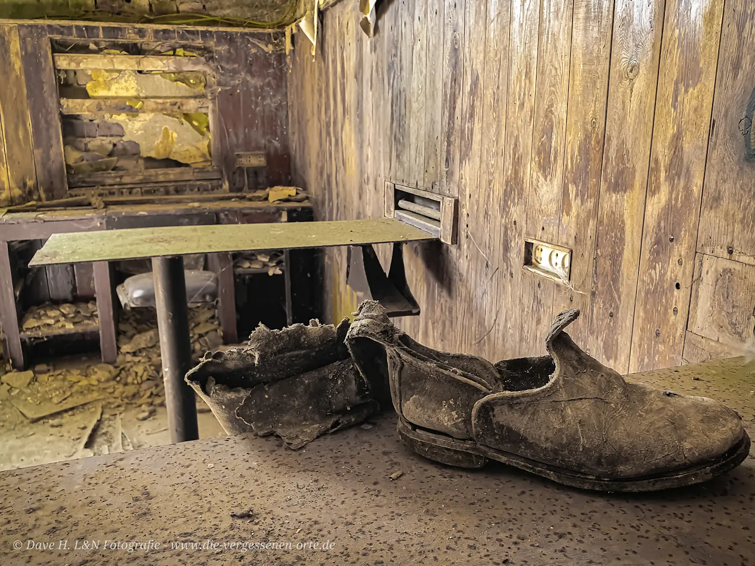 Die verlassene Radarstation birgt noch Schuhe aus Zeiten des kalten Krieges.