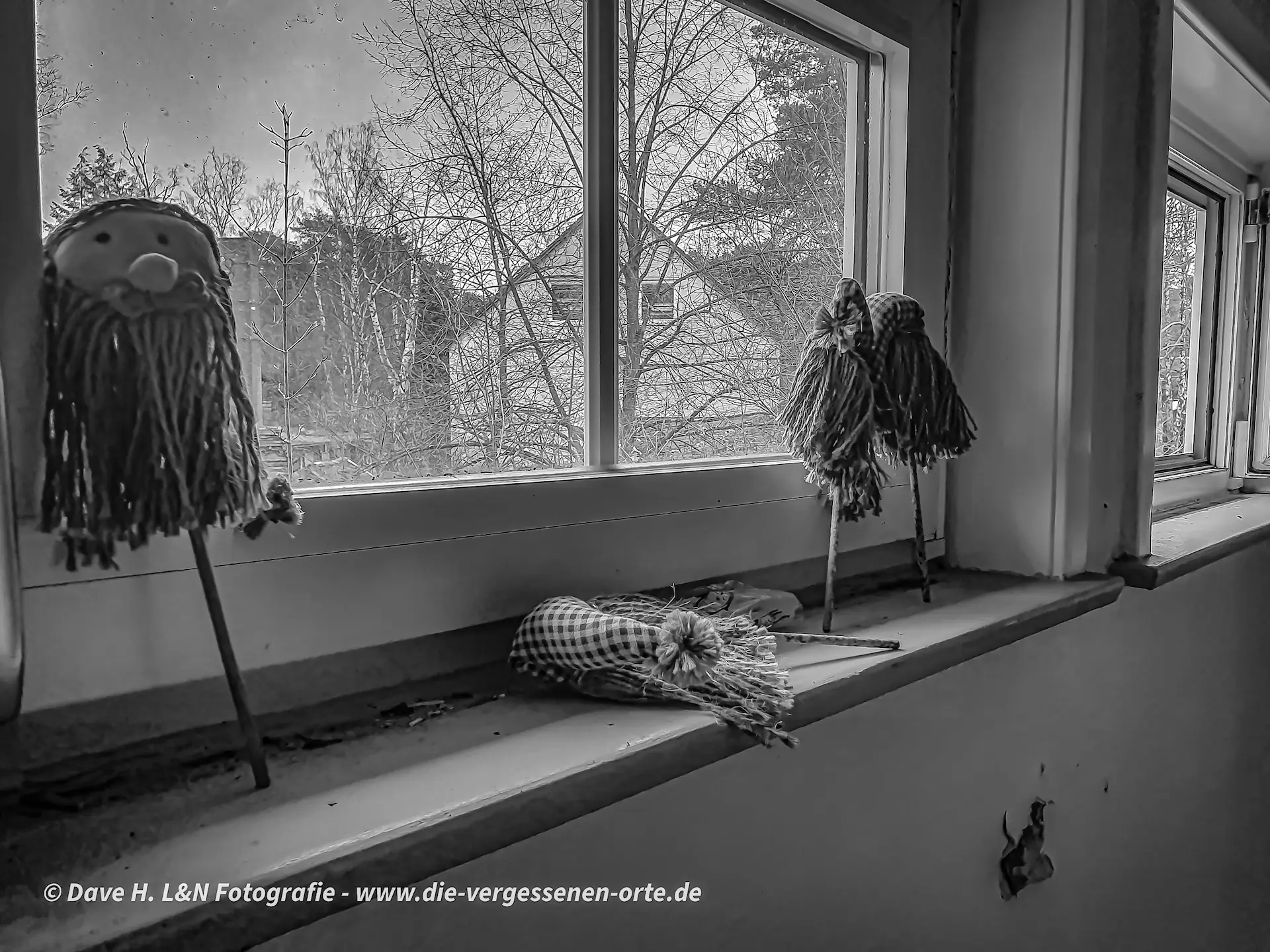 Auf der Fensterbank im verlassenen Jugenddorf: Puppen als stiller Hinweis auf die kindreiche Vergangenheit.