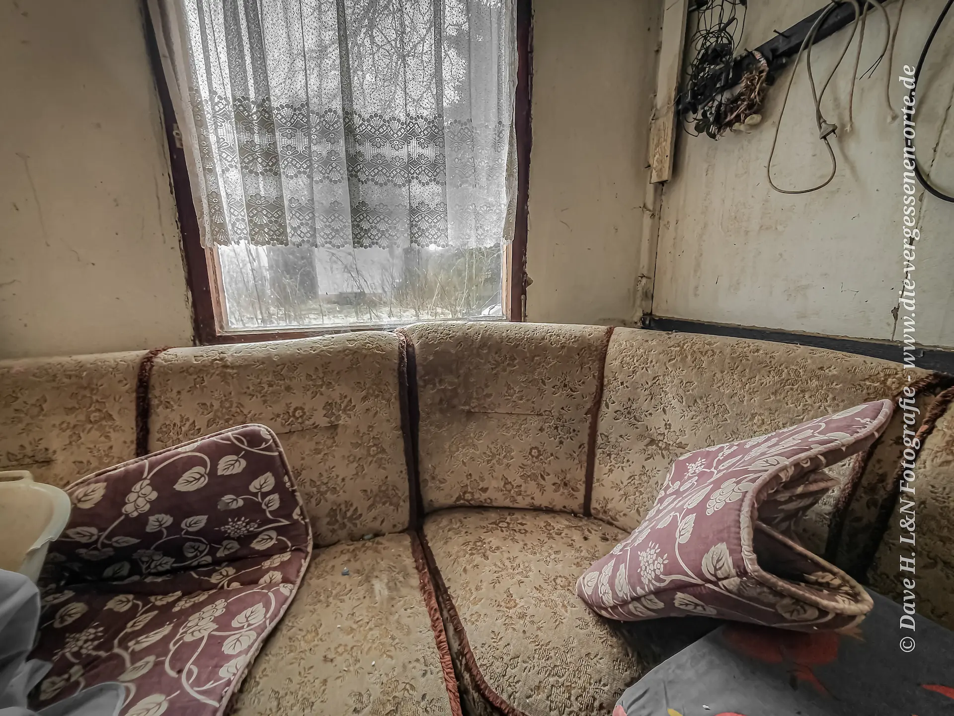 Eine Sitzecke aus DDR-Zeiten befindet sich in der Veranda des Lost Place.