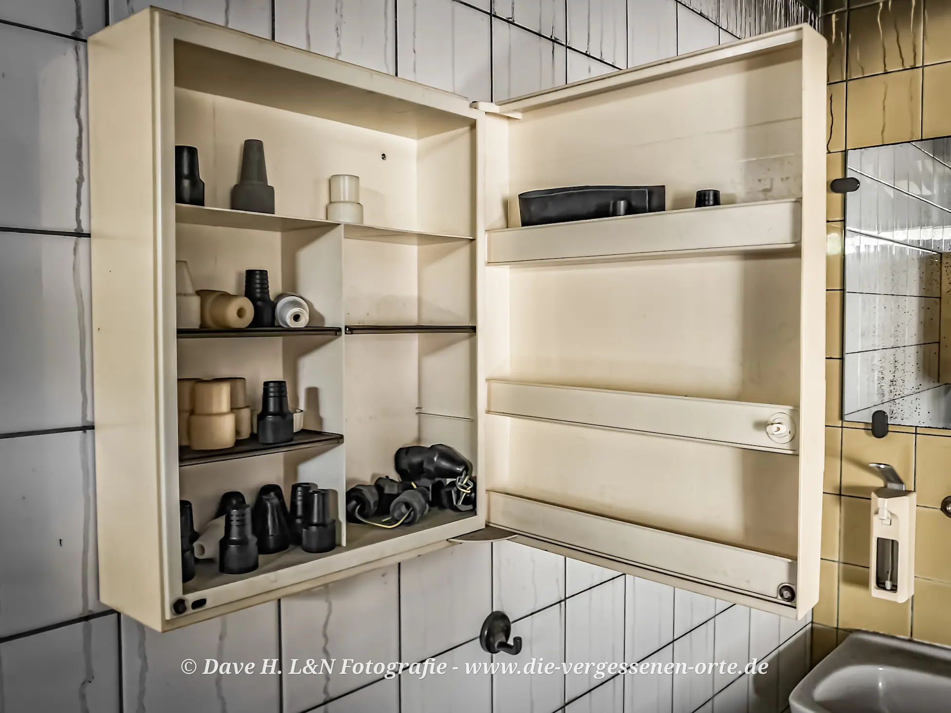 Spiegelschrank mit Utensilien in ehemaliger Rehaklinik