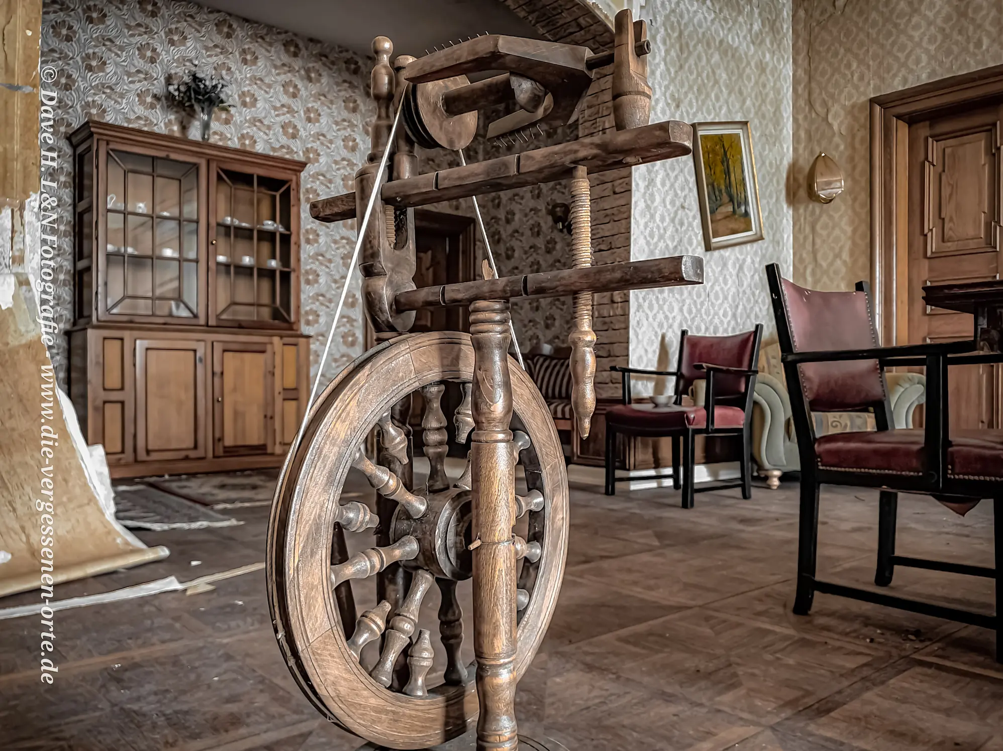 Spinnrad in der Ecke des Speisesaals im verlassenen Schloss.
