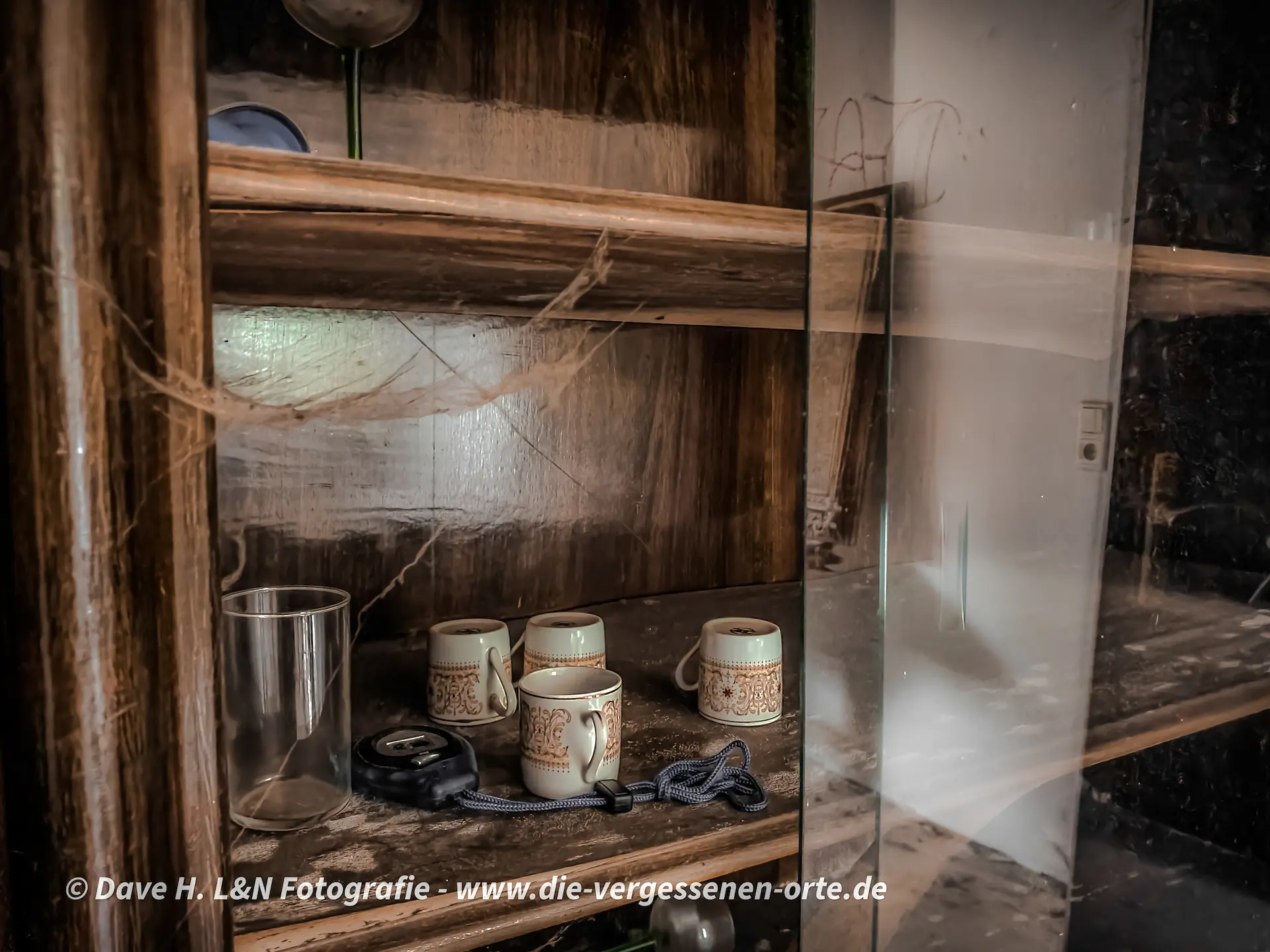 In einer Vitrine des Landhauses stehen noch eingewebte Tassen.