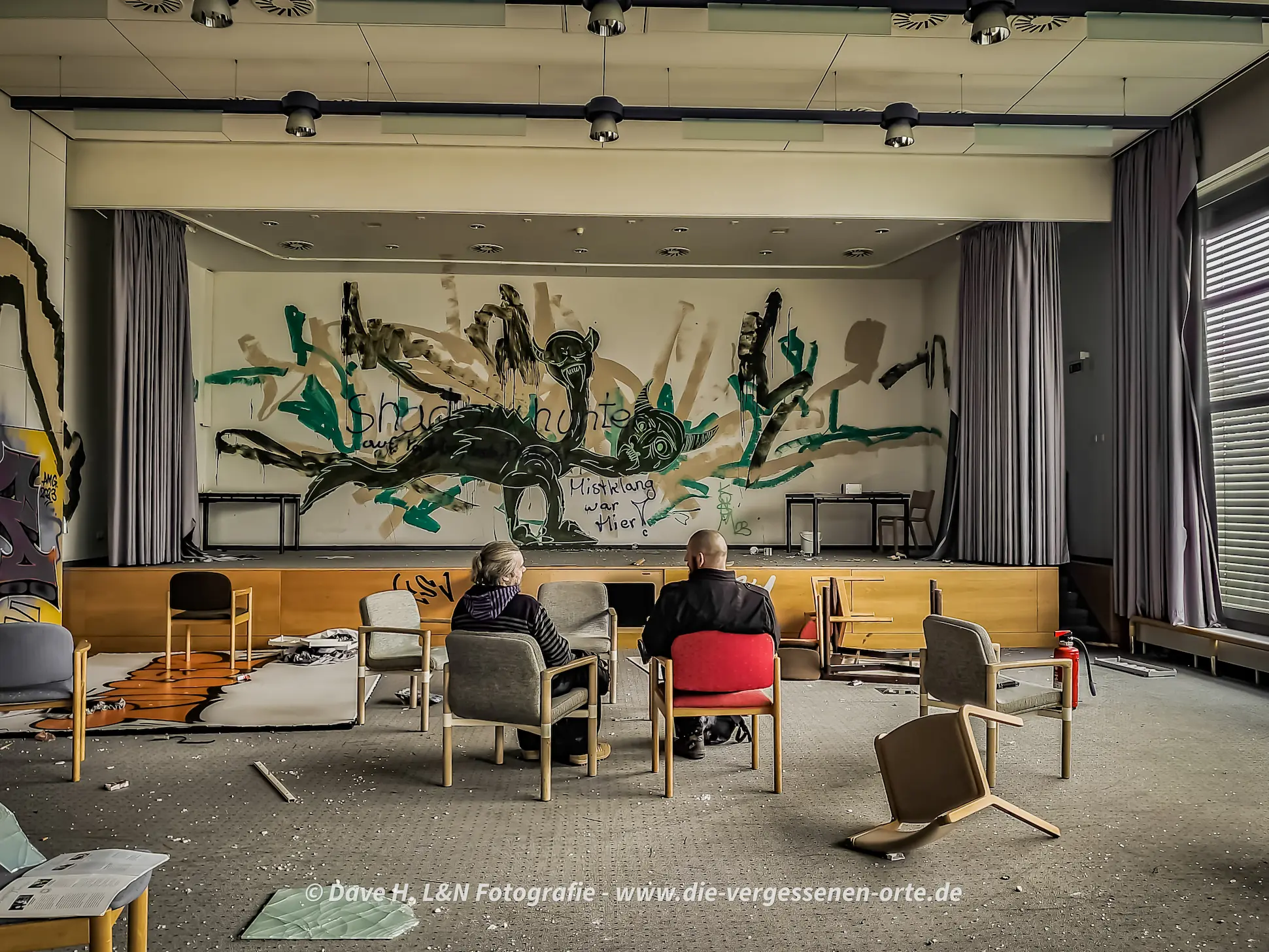 Die verlassene Klinik beherbergt einen von Vandalismus geplagten Theatersaal