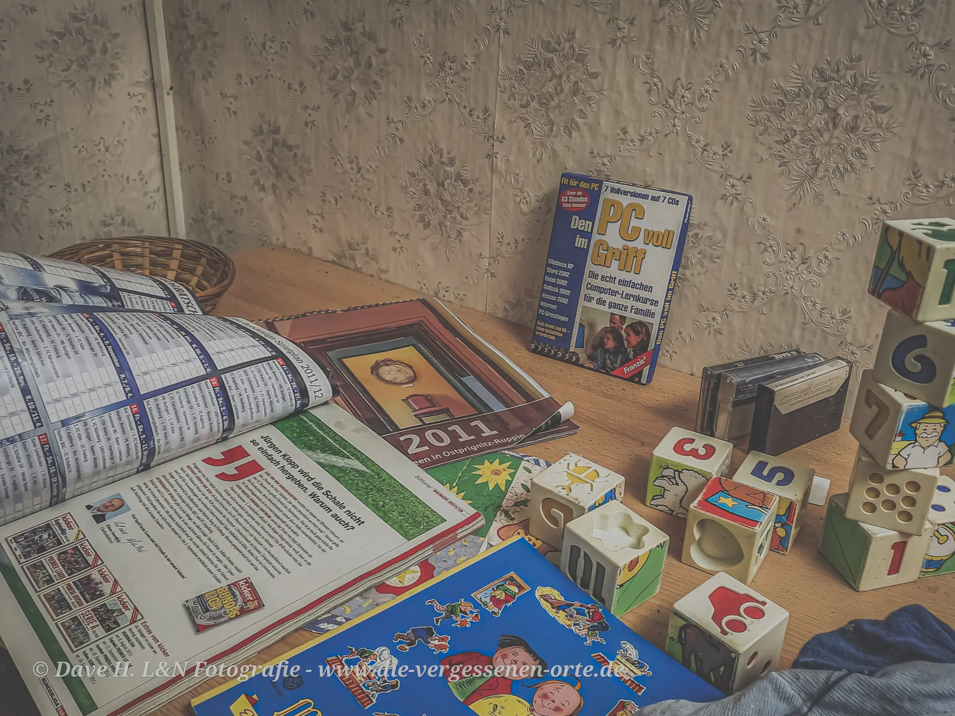 Spielsachen liegen auf dem Tisch im ehemaligen Wohnzimmer.