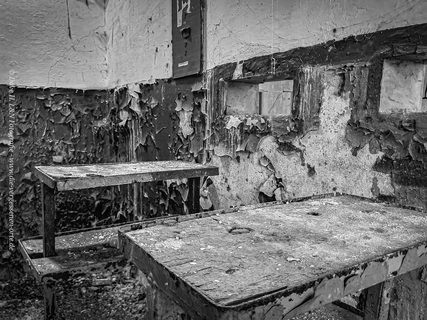 Alte Tische im Speisesaal der ehemaligen Militärstation.