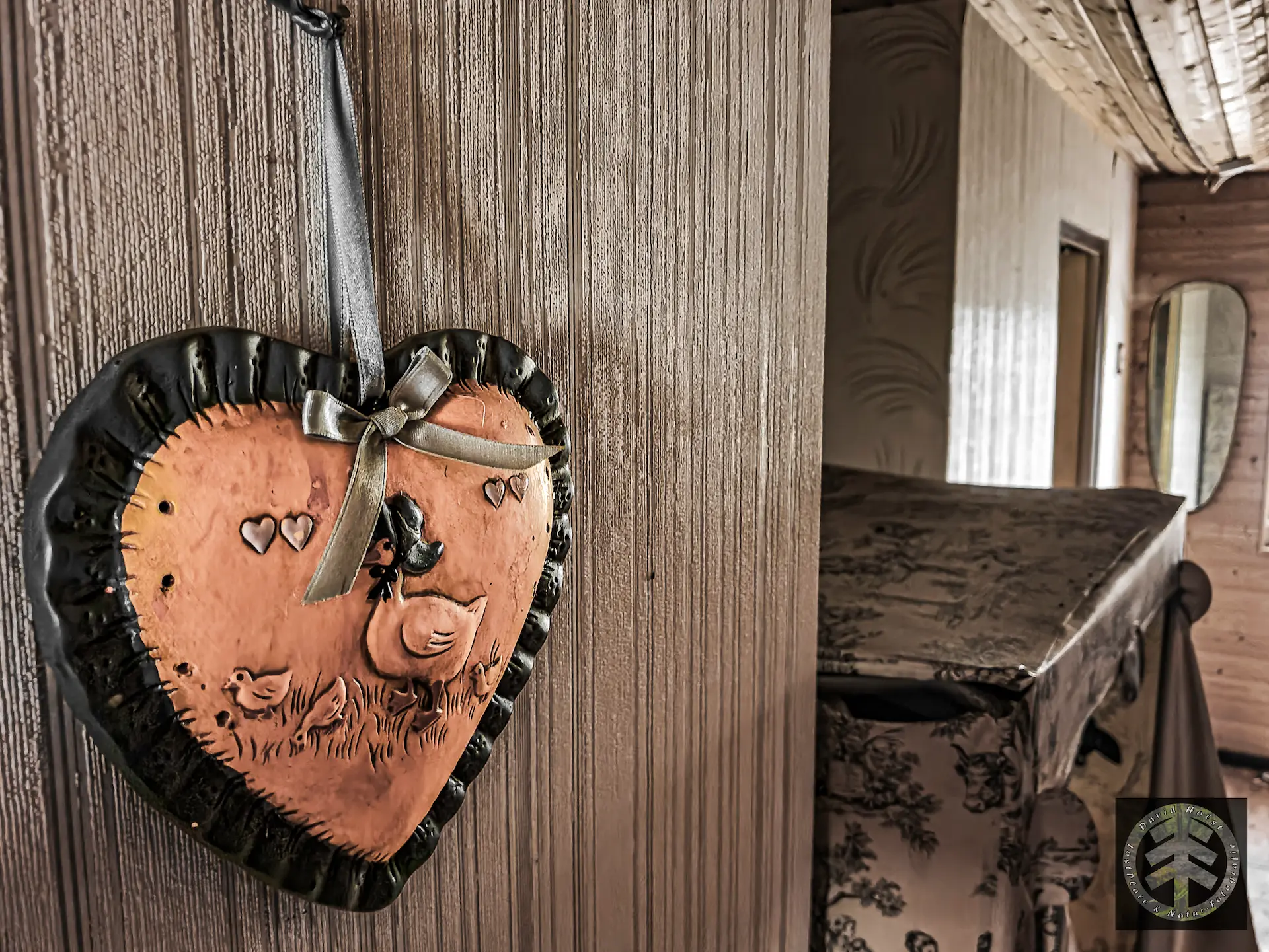 Herz aus Salzteig an einer Wand im Obergeschoss.