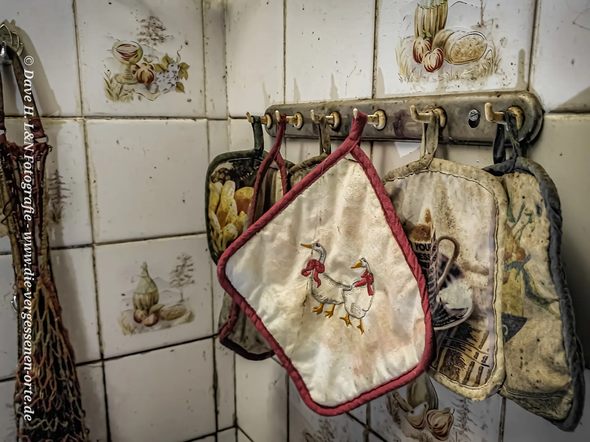 Topflappen hängen an der Wandhaken in der einstigen Küche des Hauses.