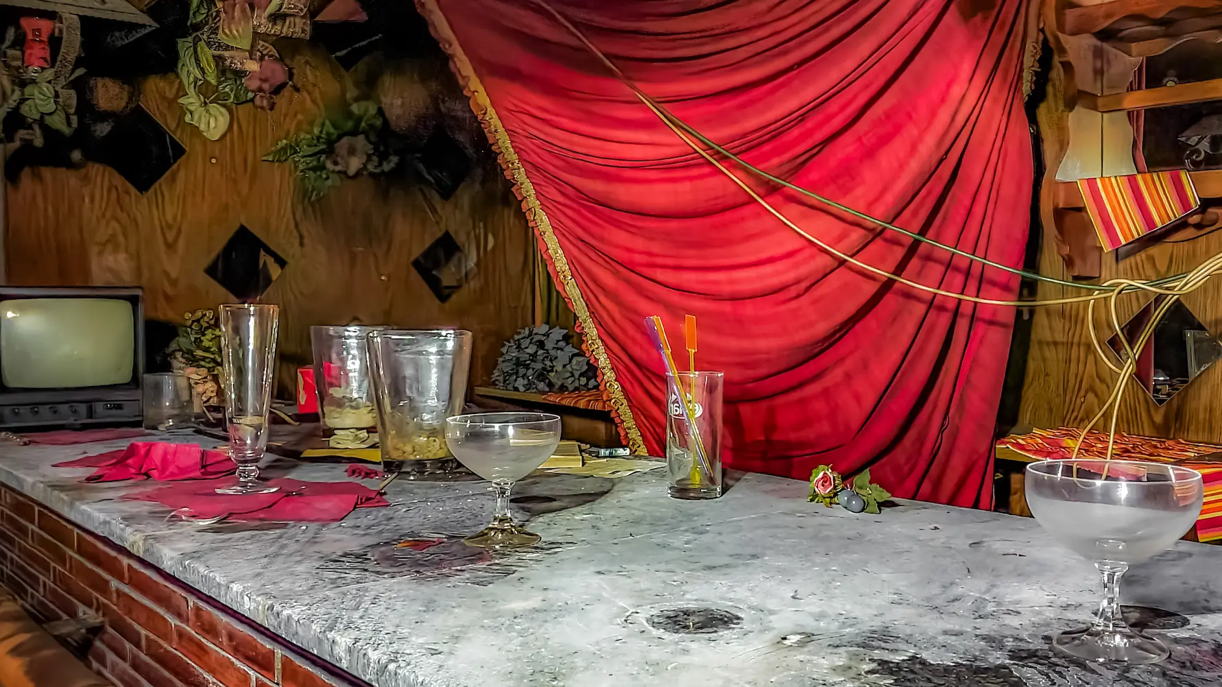 Im Rotlichtstil ist die Bar gehalten an der einst die Gäste des Hauses Platz nahmen.