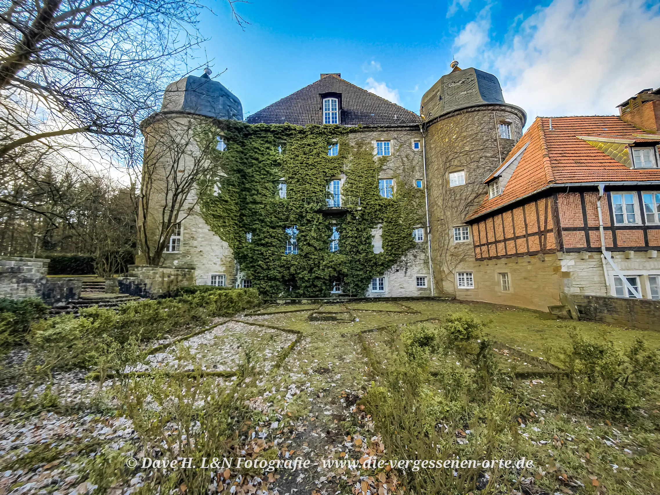Efeu verziert die Fassade des alten Anwesens.