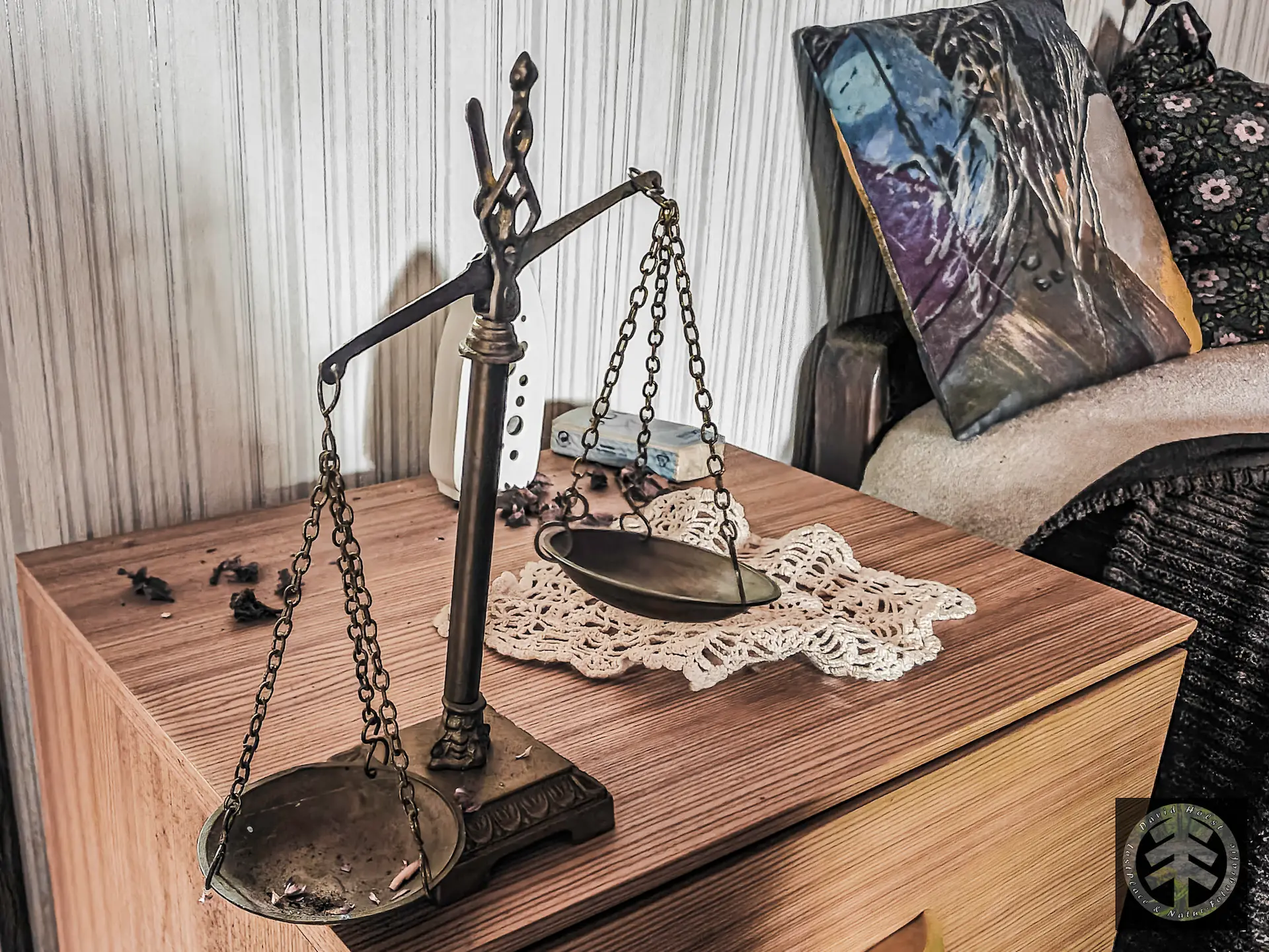 Alte Waage auf dem Nachttisch des ehemaligen Wohnhauses.