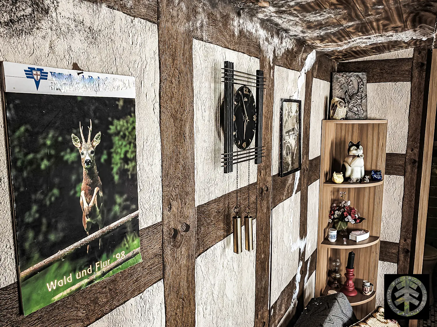 Kalender von 1998 an der Wand des ehemaligen Wohnzimmers.