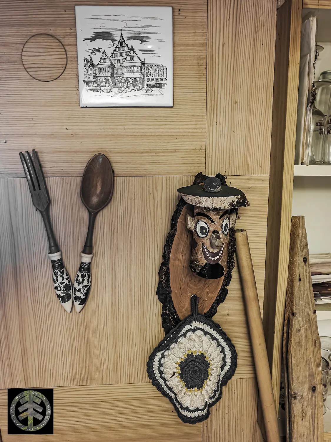 Alter Kalender und Bild an der Wand der ehemaligen Küche.