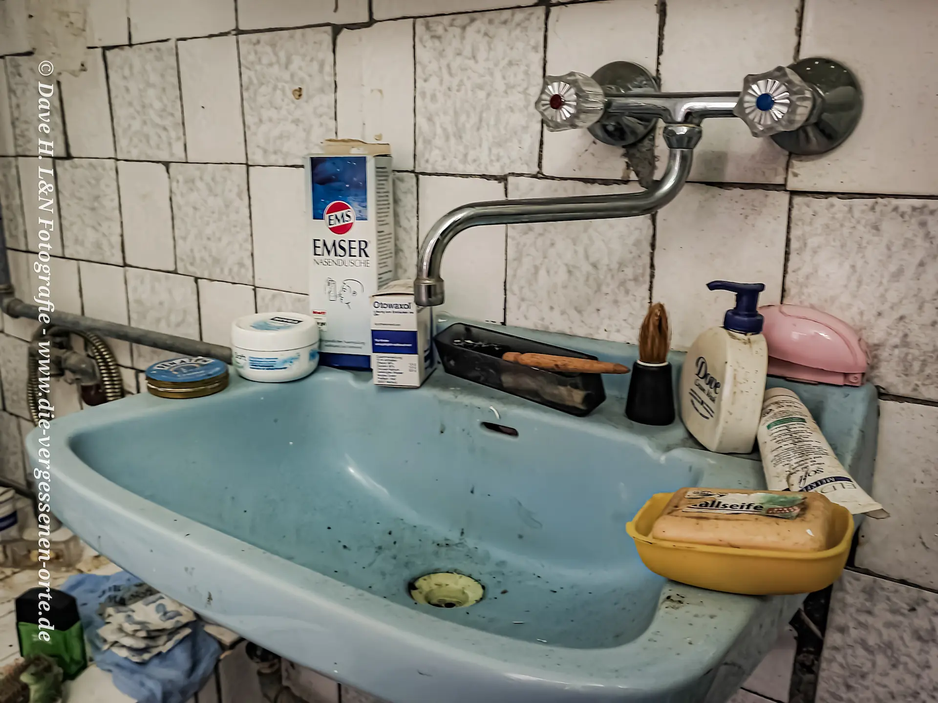 DDR-Waschbecken in einem Badezimmer eines Lost Place.