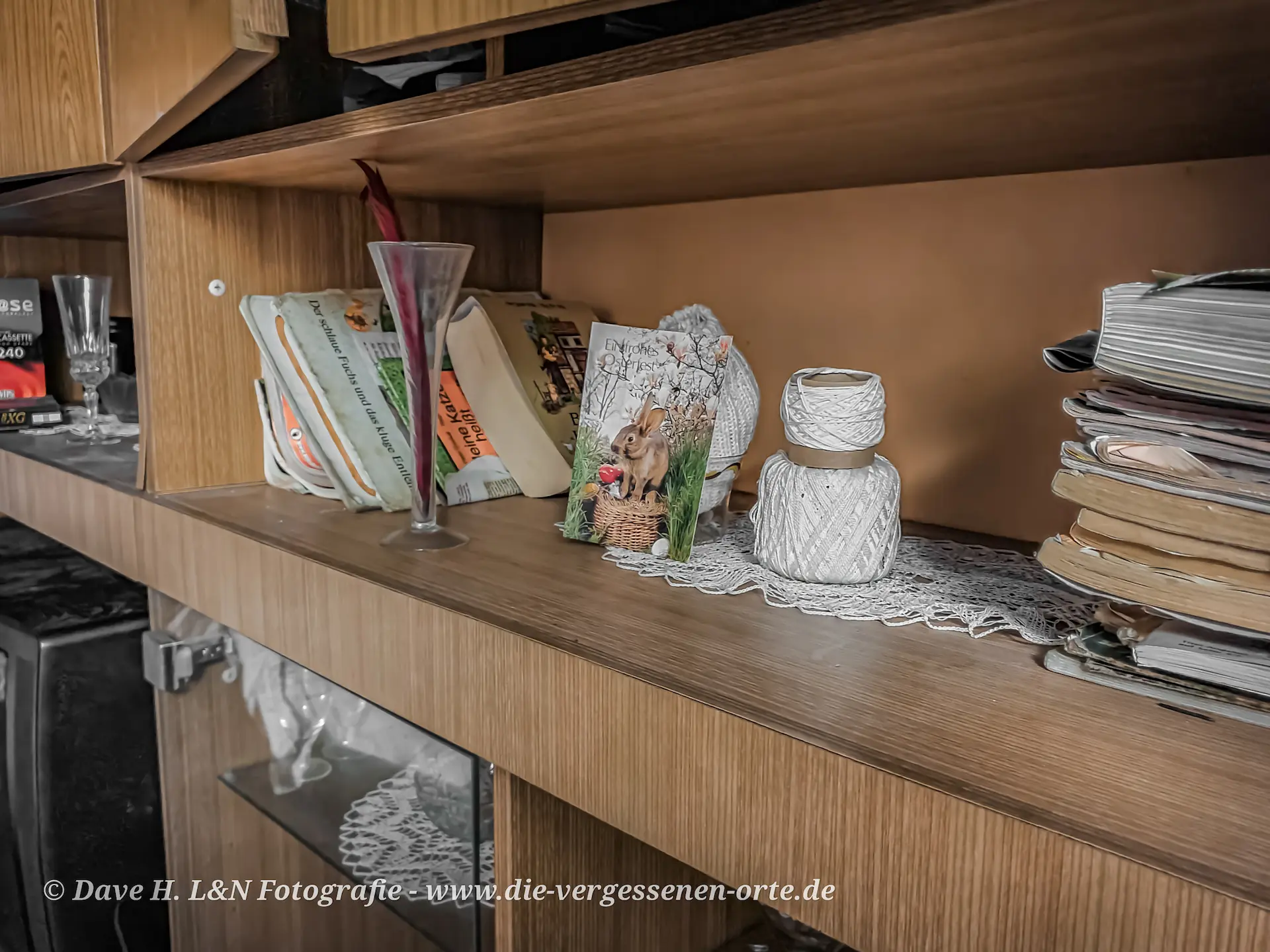 Ein Schrank aus DDR-Zeiten – er beinhaltet noch alte Bücher der Bewohner.
